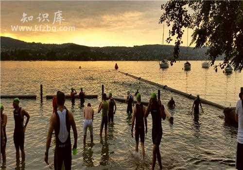 如何踩水浮在水面上